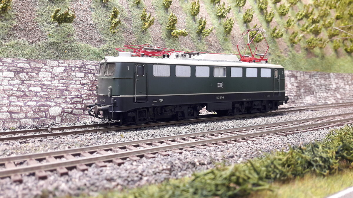 Die Baureihe E10/E40, 5 Vorserienmaschinen ( dazu gab es schon Bilder und Erklärungen) . Die ersten Serienlokomotiven waren die E10 Kasten ab 1956. Die Baureihenbezeichnungen durchliefen die Ordnungsnummern (ab 1968 ) 110 / 112 / 113 / 114 / 115 . Da die Lok als Einheitslokomotive entwickelt wurde, gab es in der Kastenvariante noch die E40 (140) ,(139) E41 (141) und die E50 (150 ). Die ersten Kasten E10 waren die E10.1 , spätere Ausführungen der Kasten E10 bekamen die Doppellampen vorne , das waren die E10.2 . Ab Maschine 288 wurde dann die Bügelfaltenform eingeführt, welche zuvor schon an den Rheingoldmaschinen realisiert wurde. Diese wurden als E10.3 bezeichnet , die Rheingoldmaschinen liefen unter E10.12. Es gab unglaublich viele Varianten , mit Regenrinne und ohne, verschiedenste Lamellenausführungen, usw. usw . Auch etliche Farbvarianten hat die Lok durchgemacht. Hier das Modell Serien E10/E40 , 140 167-8, Regenrinne, Doppeldüsenlüftergitter, Griffumlauf vorne , Doppellampen, geteiltes abgerundetes Maschinenraumfenster . Modell Roco 43388 DC digital