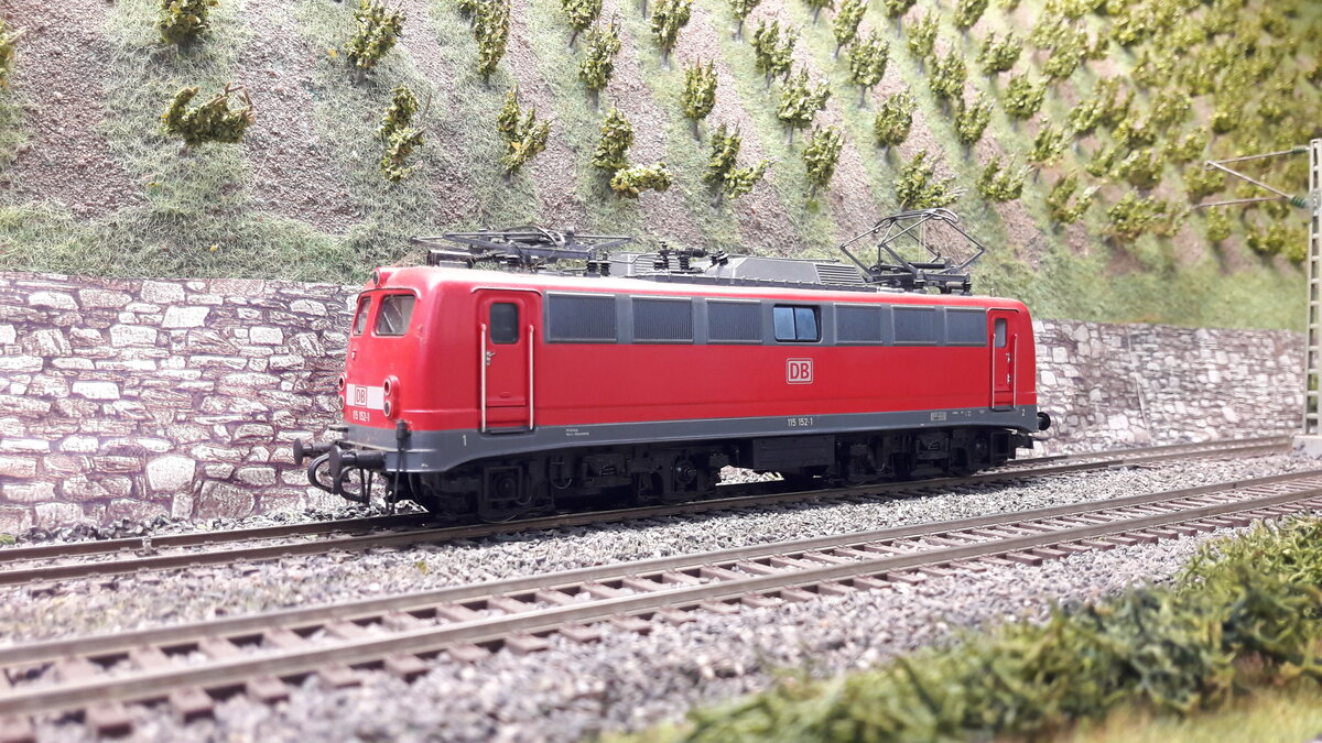 Die Baureihe E10/E40, 5 Vorserienmaschinen ( dazu gab es schon Bilder und Erklärungen) . Die ersten Serienlokomotiven waren die E10 Kasten ab 1956. Die Baureihenbezeichnungen durchliefen die Ordnungsnummern (ab 1968 ) 110 / 112 / 113 / 114 / 115 . Da die Lok als Einheitslokomotive entwickelt wurde, gab es in der Kastenvariante noch die E40 (140) ,(139) E41 (141) und die E50 (150 ). Die ersten Kasten E10 waren die E10.1 , spätere Ausführungen der Kasten E10 bekamen die Doppellampen vorne , das waren die E10.2 . Ab Maschine 288 wurde dann die Bügelfaltenform eingeführt, welche zuvor schon an den Rheingoldmaschinen realisiert wurde. Diese wurden als E10.3 bezeichnet , die Rheingoldmaschinen liefen unter E10.12. Es gab unglaublich viele Varianten , mit Regenrinne und ohne, verschiedenste Lamellenausführungen, usw. usw . Auch etliche Farbvarianten hat die Lok durchgemacht. Hier das Modell Serien E10/ als 115 , 115 152-1 in Verkehrsrot zugehörig DB Autozug, keine Regenrinne, Klattelüftergitter, kein Griffumlauf vorne , Doppellampen, abgerundetes geteiltes  Maschinenraumfenster . Modell Roco 62595 DC digital