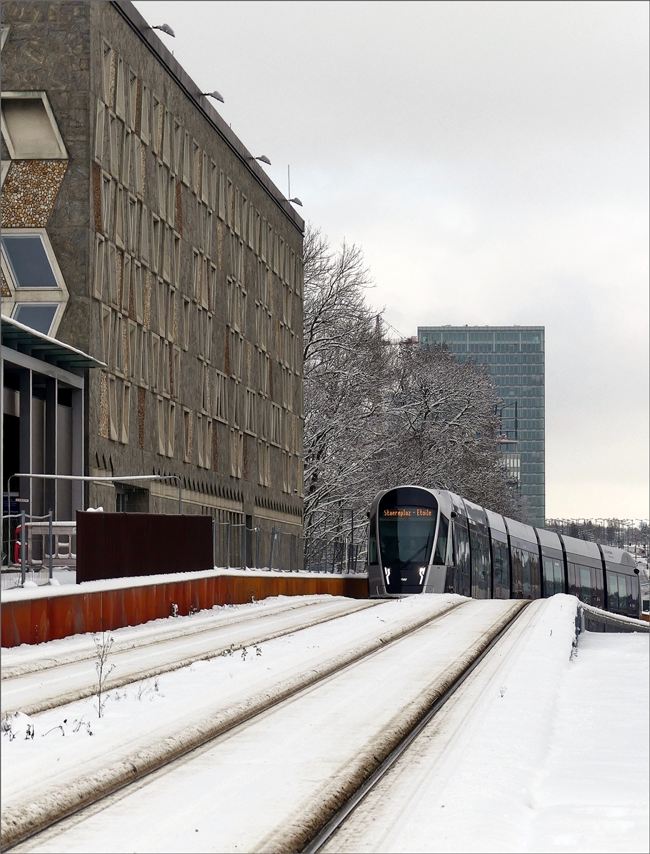 Die Baustelle am Groen Theater in Luxembourg-Ville hat noch immer Bestand und so versuchte ich die interessante Streckenfhrung vom Fugngerberweg aus fotografisch festzuhalten. Ein CAF Urbos von LUXTRAM S.A. hat am 31.01.2019 den Pont Grand-Duchesse Charlotte (Rout Brck) hinter sich gelassen und fhrt nun der Haltestelle Theater entgegen. (Jeanny)