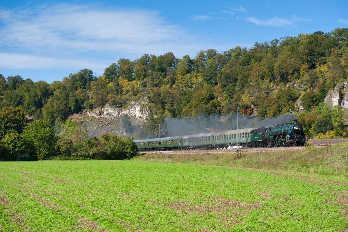Die Bayerische S3/6 vom Bayerischen Eisenbahnmuseum Nördlingen mit einem der Pendelfahrten bei Dollnstein Richtung Eichstätt Bahnhof, 29.09.2019