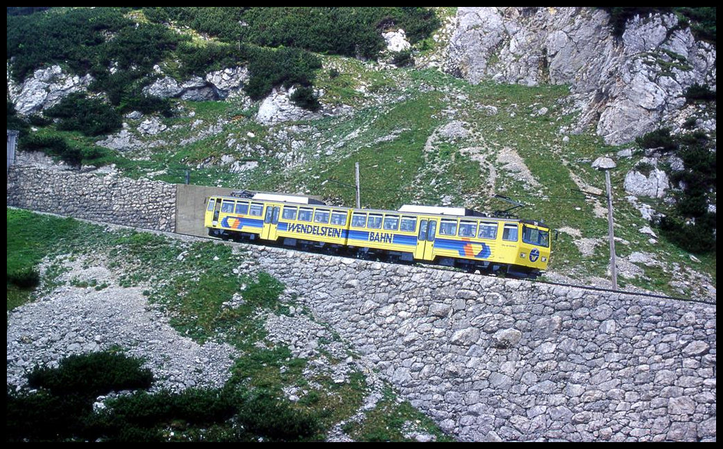 Die bayerische Wendelsteinbahn ist 7,6 km lang und führt von Brannenburg aus hinauf auf den Wendelstein, den hier am 26.6.2002 gerade ein Triebwagen erklimmt.