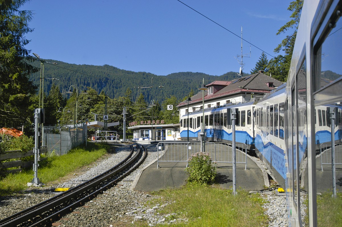 Die Bayerische Zugspitzbahn am Bahnhof Eibsee. Aufnahme: Juli 2008.  