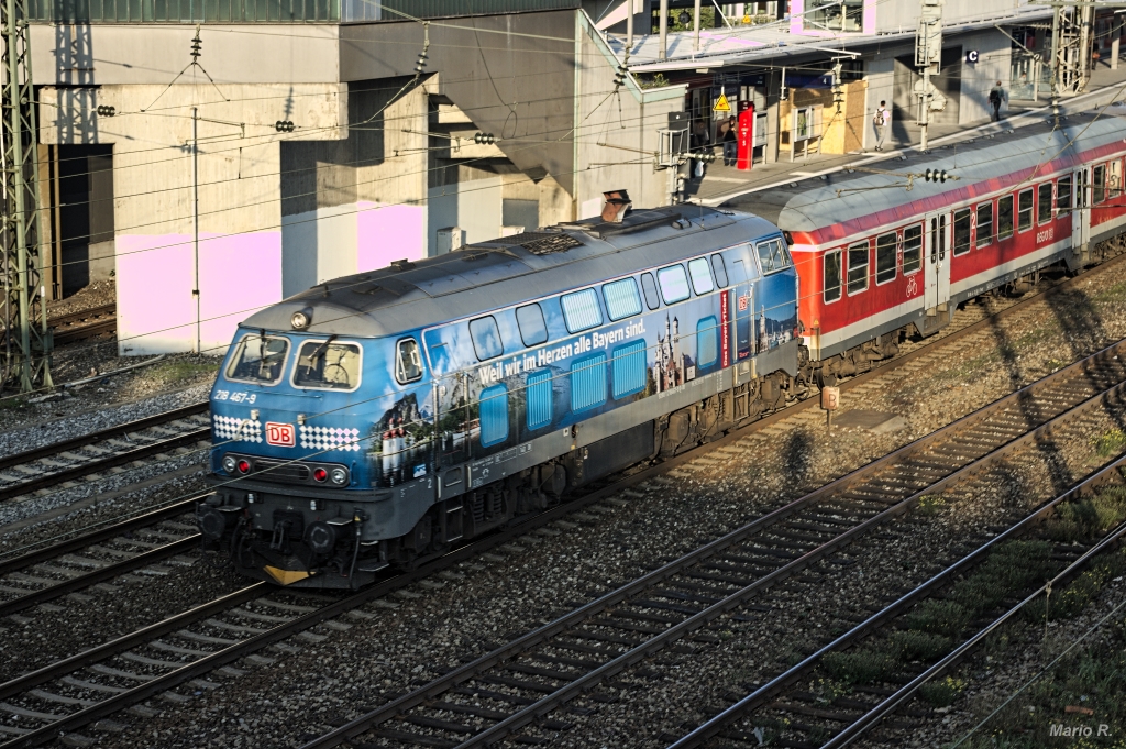 Die Bayernticket-Werbelok 218 467 war von Oktober 2013 bis zu ihrem Einsatzende im Sommer 2015 stehts im Allgäu zu Dienste. Am 2.10.14 konnte sie kurz vor erreichen ihres Endbahnhofs München Hbf bei der Durchfahrt durch M-Donnersbergerbrücke aufgenommen werden.