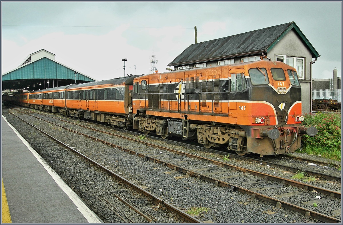 Die BB 147 vor der IC Komposition Dublin - Limerick - Dublin; doch die Aufnahme tuscht: die BB 147 ist nicht die Zuglok, sondern bernimmt nur Rangieraufgaben.
Limerick, den 4. Oktober 2006  