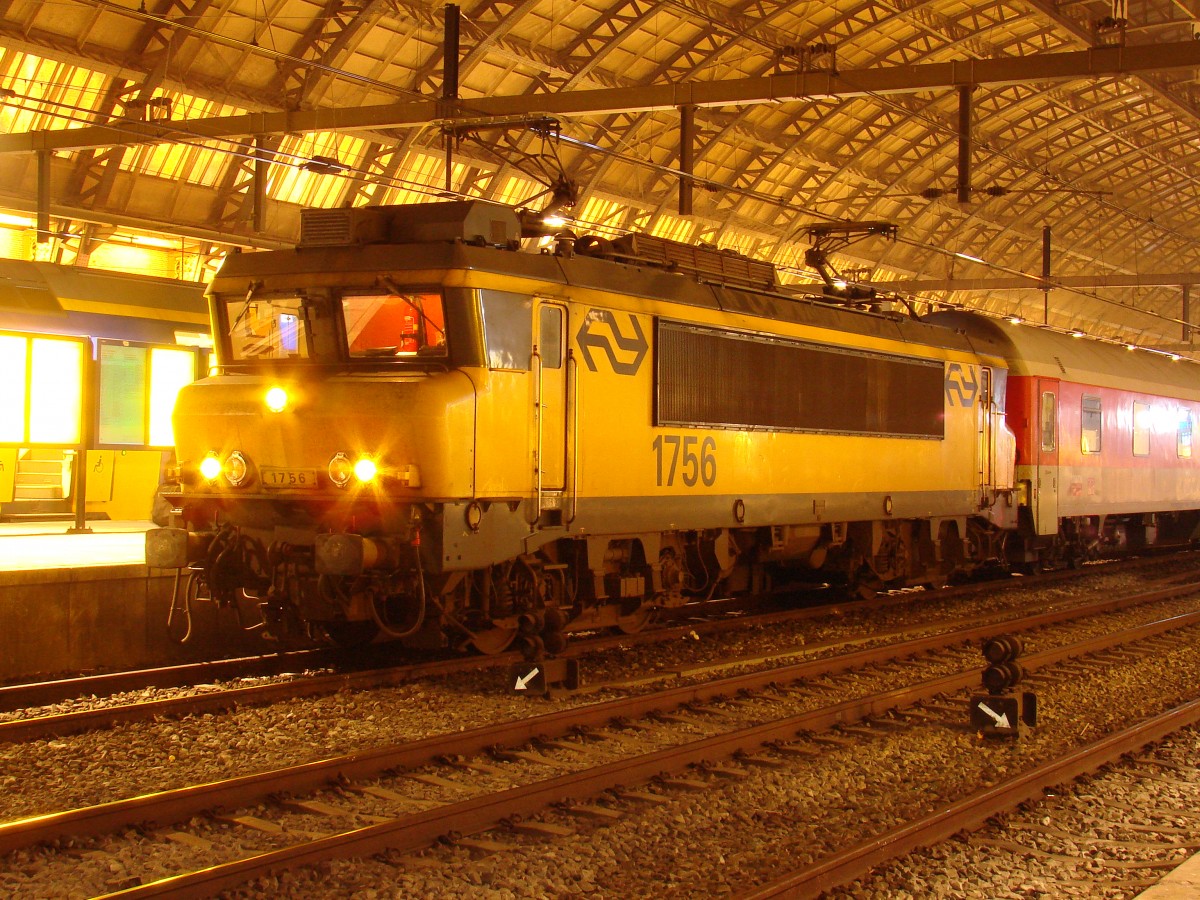 Die BB 1756 mit ein nachtzug im.Hbf. AMSTERDAM Centraal, 29-01-2012