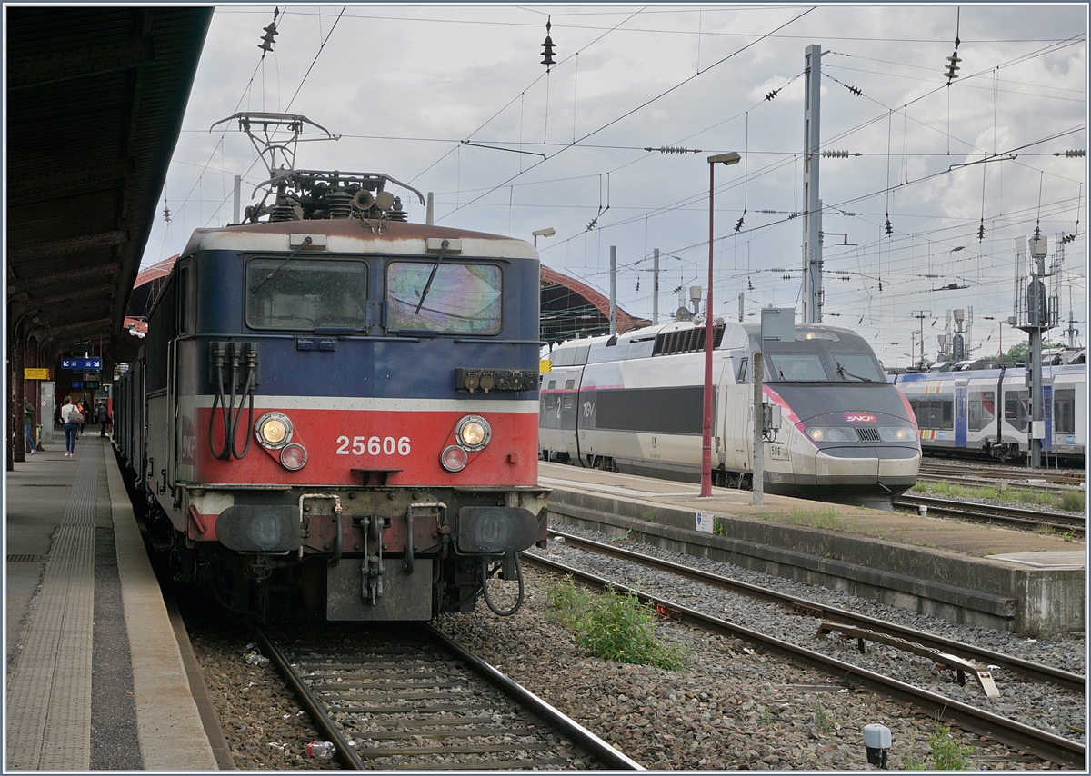 Die BB 25606 mit dem TER 830124 nach Saverne (ab 15:55) in Strasbourg auf Gleis 32. 

28. Mai 2019