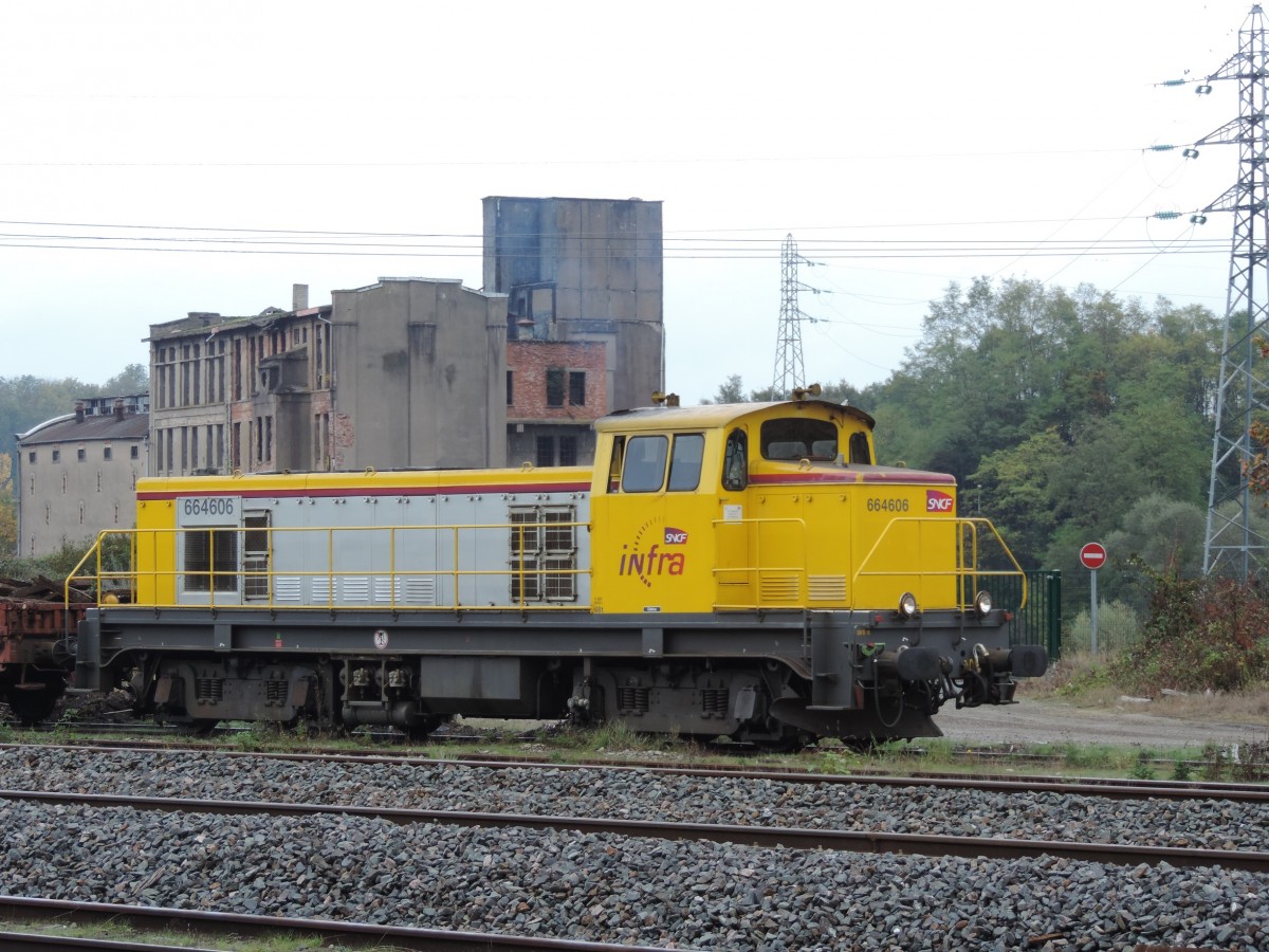 Die BB 664606 am 20/10/2014 bei Saargemünd (Sarreguemines). Sie trägt das neue Farbschema von Infra SNCF.