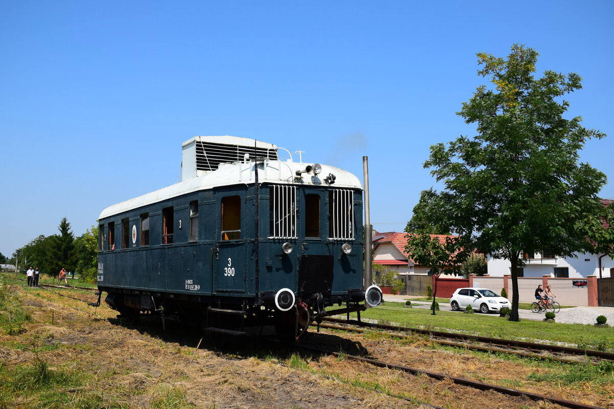 Die Bcmot 390 in Bahnhof Tešedíkovo. Die Altbau Ganz Triebwagen ist über 90 Jahre Alt, aber es ist betriebsfähig. 
14.08.2021.