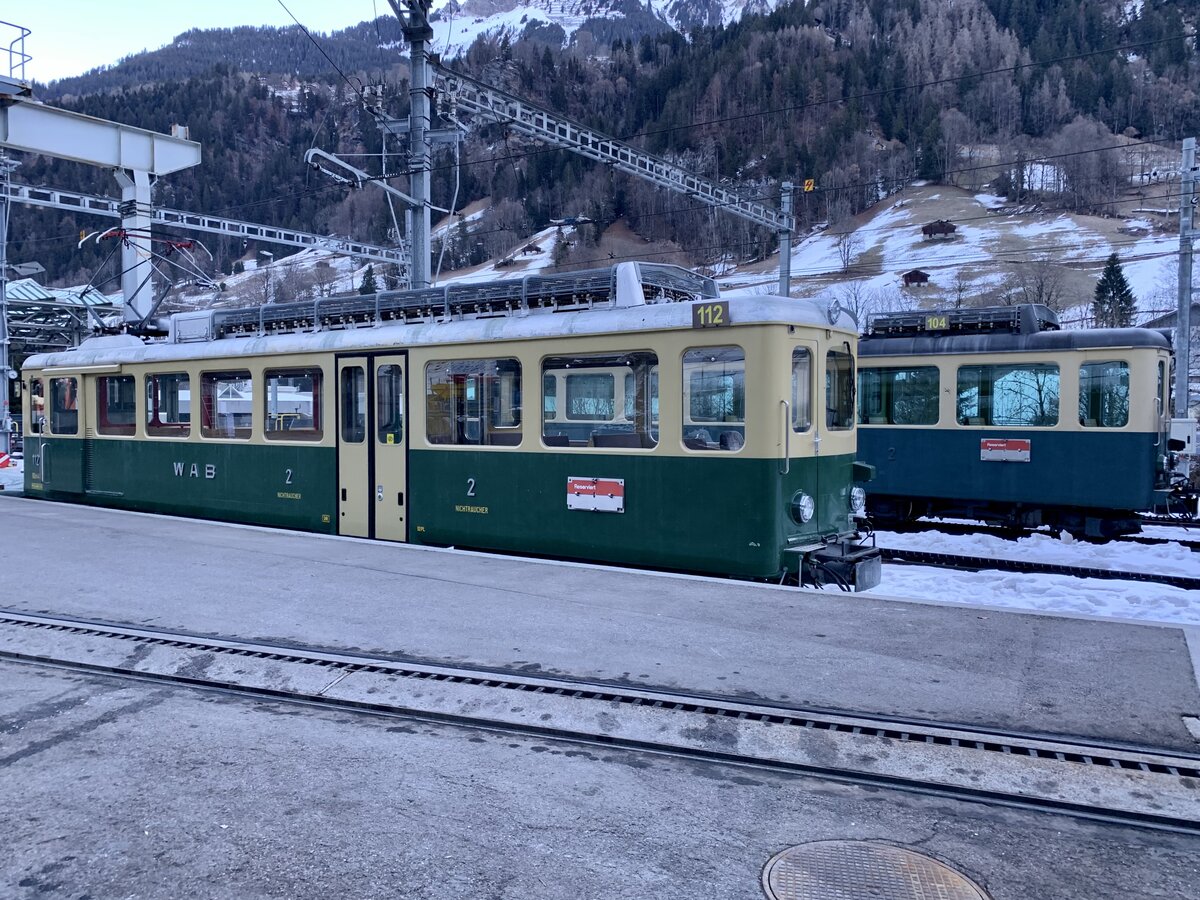 Die BDeh 4/4 112 und 104 am 8.2.22 im Bahnhof Lauterbrunnen abgestellt.