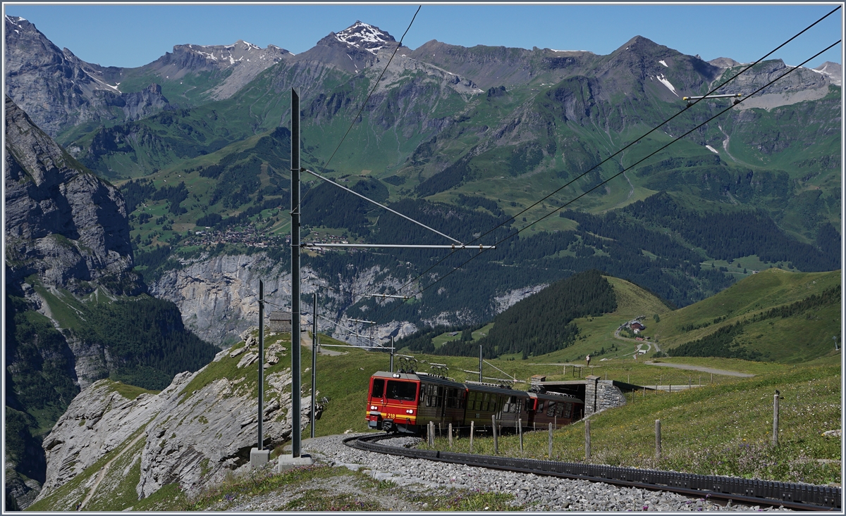Die BDhe 4/8 218 und 217 haben die Schutzgalerie verlassen, einen kurzen Tunnel durchquert und erreichen in Kürze die Station Eigergletscher. 
8. August 2016