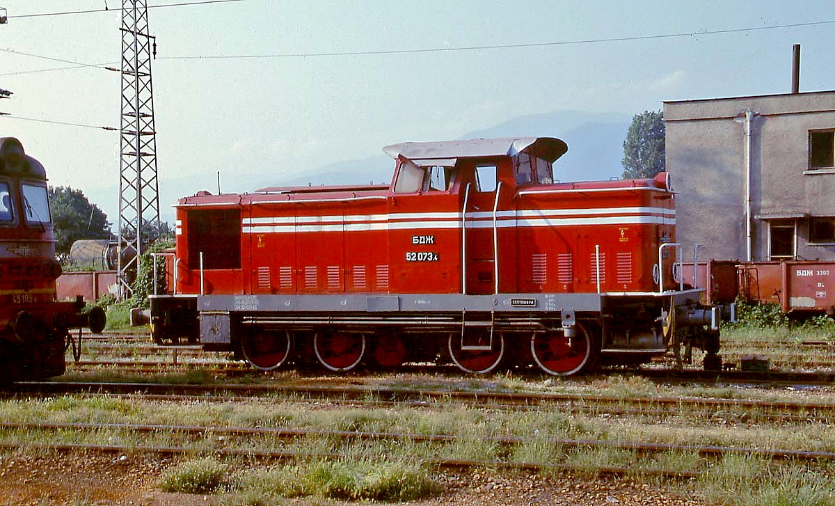 Die BDZ-52 073.4 am 09.06.2003 in Septemvri. Die Lokomotive ist baugleich mit der V 60 der DR und wurde von LEW  Hans Beimler  in Hennigsdorf nach Bulgarien geliefert.
