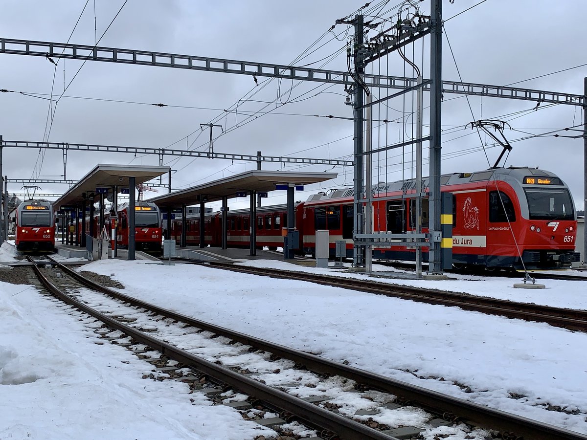 Die Be 4/4 652  Le Machaon , 654  L'Aurore  und 651  Le Paon-du-Jour  am 29.1.21 im Bahnhof Le Noirmont.