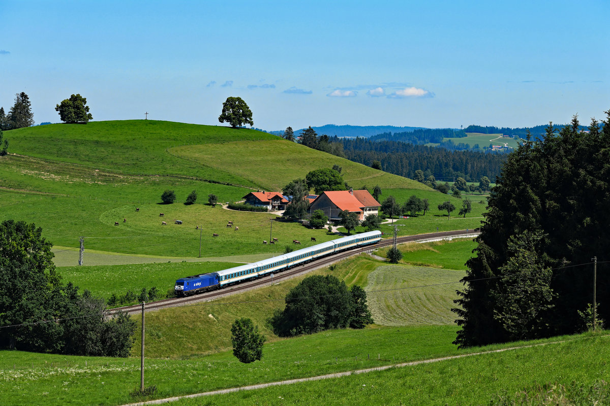 Die von Beacon Rail angemietete ER 20 - 015 schlängelt sich mit ihrem ALX 84106 auf der Fahrt zum Bodensee bei Heimhofen durch die malerische Landschaft des Oberallgäus. Die Aufnahme entstand am 25. Juni 2020 - als Motivvariation von etwas weiter oben als dem üblichen Standpunkt an der im Vordergrund sichtbaren Straße.