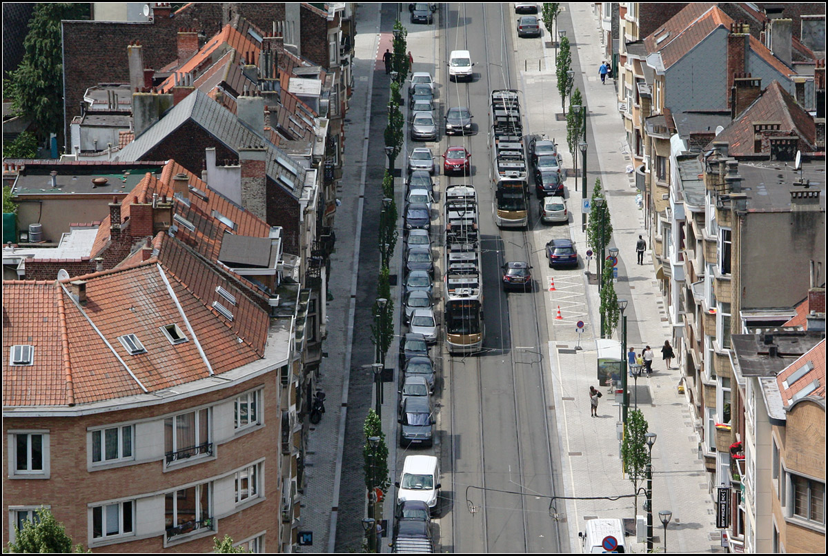 Die Begegnung -

In der Avenue de l'Hôpital Français in Koekelberg (Brüssel) begegnen sich zwei Straßenbahnen der Linie 19. Blick von der Nationalbasilika des Heiligen Herzens.

23.06.2016 (M)