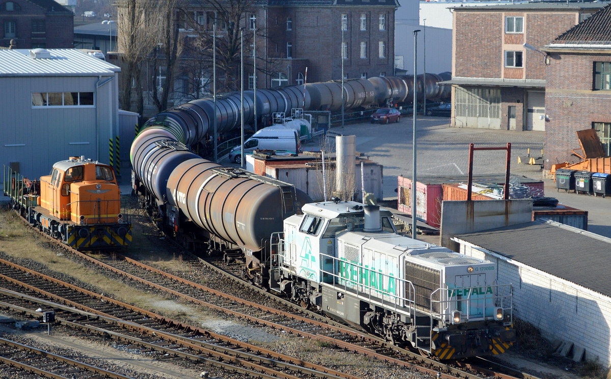 Die BEHALA Lok 277 406-5 (92 80 1277 406-5 D-BHL) schiebt einige Tankkesselwagen (Dieselkraftstoff) zum Tanklager des Berlin Westhafens, 25.02.19