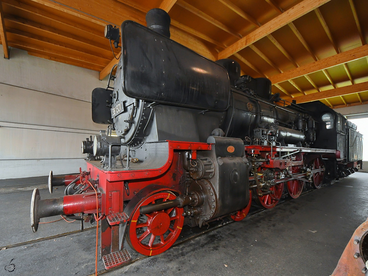 Die bei Borsig gebaute Dampflokomotive 38 1301 stammt aus dem Jahr 1911 und ist Teil der Ausstellung im Lokpark Ampflwang. (August 2020)