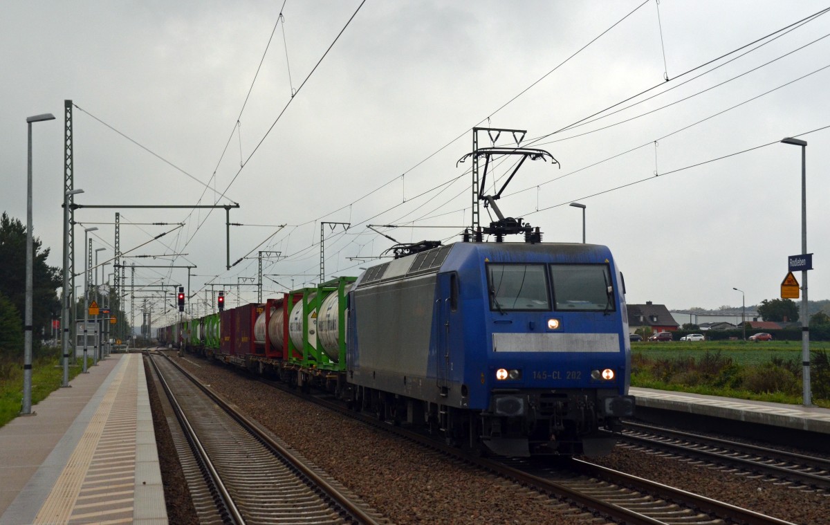 Die bei Crossrail als 145-CL 202 verkehrende 145 098 beförderte am 17.10.15 einen Containerzug durch Rodleben Richtung Wittenberg.