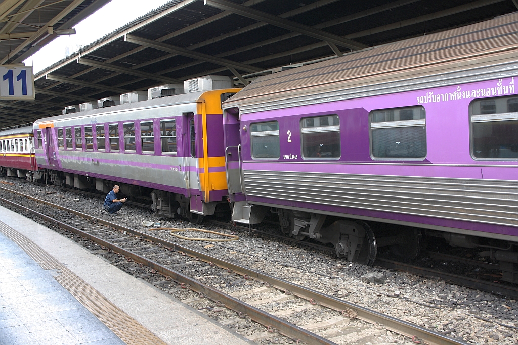 Die bei einem außergewöhnlichem Ereignis beim Verschub am 15.Mai 2018 in Bangkok Hua Lamphong entgleisten Wagen บชท.ป. 204 (บชท.ป. =ASC./Air-Conditioned Second Class Carriage) und บนท.ป. 1018 (บนท.ป.=ANS./Air-conditioned Second Class Day & Night Coach).