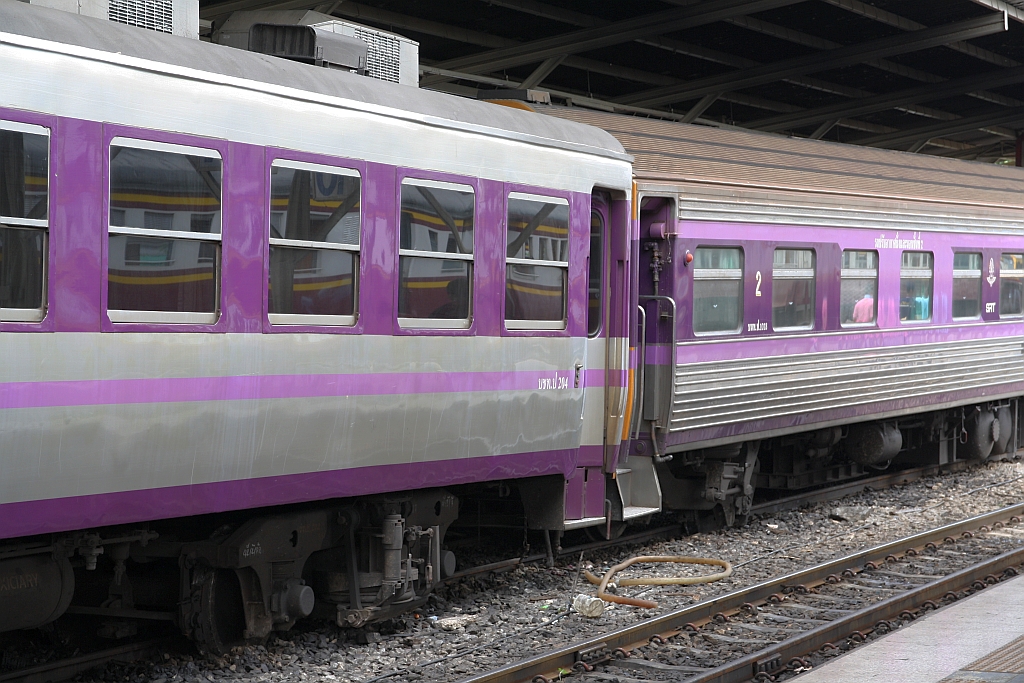 Die bei einem außergewöhnlichem Ereignis beim Verschub am 15.Mai 2018 in Bangkok Hua Lamphong entgleisten Wagen บชท.ป. 204 (บชท.ป. =ASC./Air-Conditioned Second Class Carriage) und บนท.ป. 1018 (บนท.ป.=ANS./Air-conditioned Second Class Day & Night Coach).