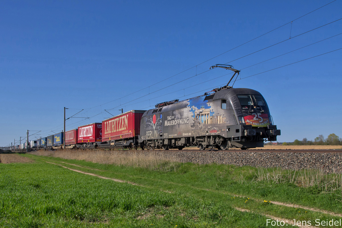 Die bei den Eisenbahnfans auch als Mauerfall-Taurus bekannte 182 560 fährt am 22.04.2016 mit einem Zug des kombinierten Ladungsverkehrs bei Triesdorf in Richtung Treuchtlingen.