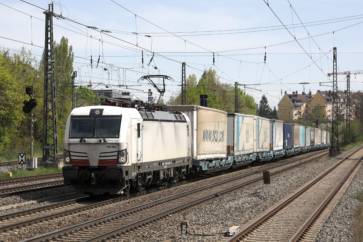Die bei der European Locomotive Leasing eingestellte 193 962 mit dem  Ekol-Zug , München Heimeranplatz, 29.04.2022