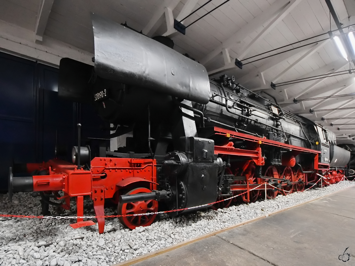 Die bei Henschel in Kassel gebaute Dampflokomotive 52 8190-2 erblickte 1944 als 52 2887 das Licht der Welt und wurde 1967 im Raw Stendal gemäß DDR-Sprachgebrauch rekonstruktiert. (November 2022)