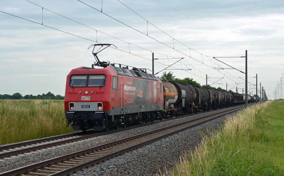 Die bei der MEG unter der Nummer 804 fahrende 156 004 führte am 22.06.16 den Sluiskil-Pendel durch Braschwitz Richtung Halle(S); Ziel des ZUges sind die Buna-Werke.