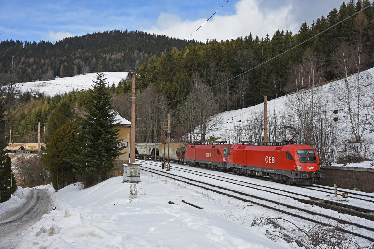 Die beiden 1116er 184 und 181 rollen mit ihrem Ganzzug am Haken durch den verschneiten Bahnhof Breitenstein Richtung Wien.