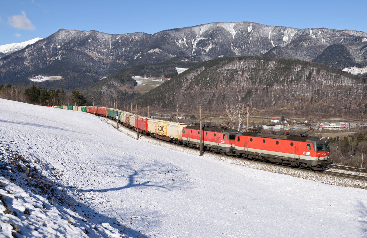 Die beiden 1144 126 und  1144 233 waren am 12. Feber 2021 dem Hackgutzug 53515 vorgespannt und wurden von mir auf der Apfelwiese in Eichberg fotografiert.