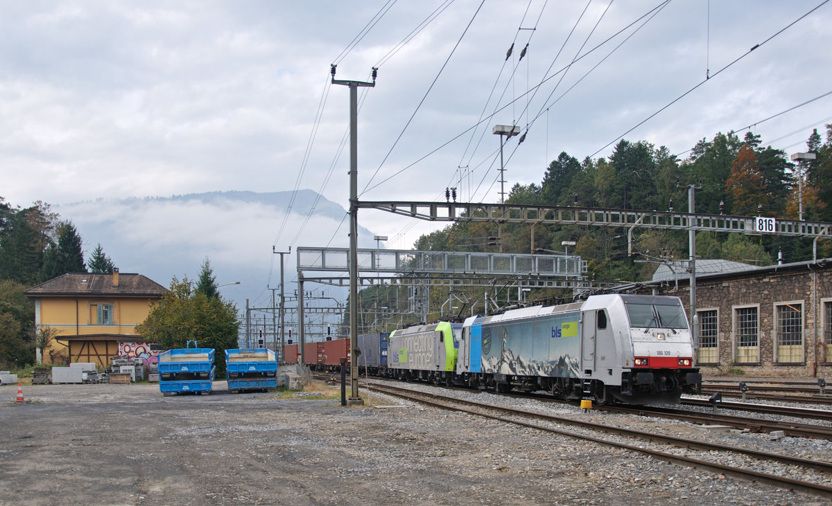 Die beiden 186 109-5 und 485 005-3 der BLS sind, nachdem in Arth-Goldau ein kurzer Halt eingelegt wurde, wieder unterwegs und streben weiter südwärts. Im Hintergrund lässt sich die Rigi erkennen. 14.10.2016