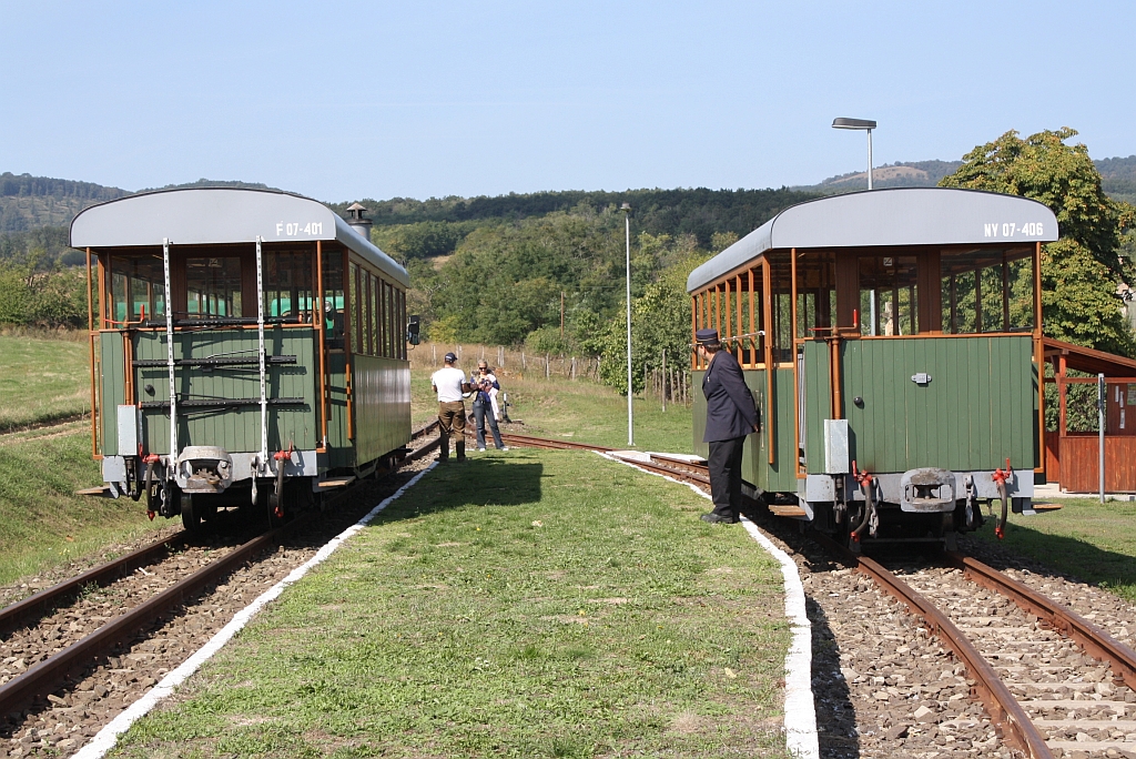 Die beiden 2.Klasse Wagen F 07-401 und NY 07-406 (Sommerwagen) am 28.September 2013 auf der B�rs�ny Kisvas�t in der Endstelle M�rianosztra.


