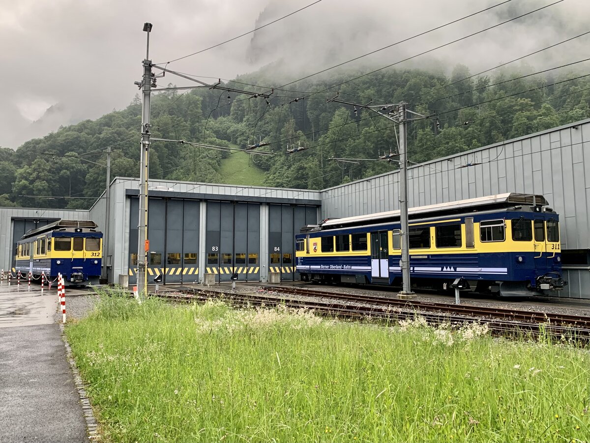 Die beiden ABeh 4/4 II 312  Interlalen  und ABeh 4/4 II 311  Grindelwald  am 31.5.22 beim Depot Zweilütschinen abgestellt.