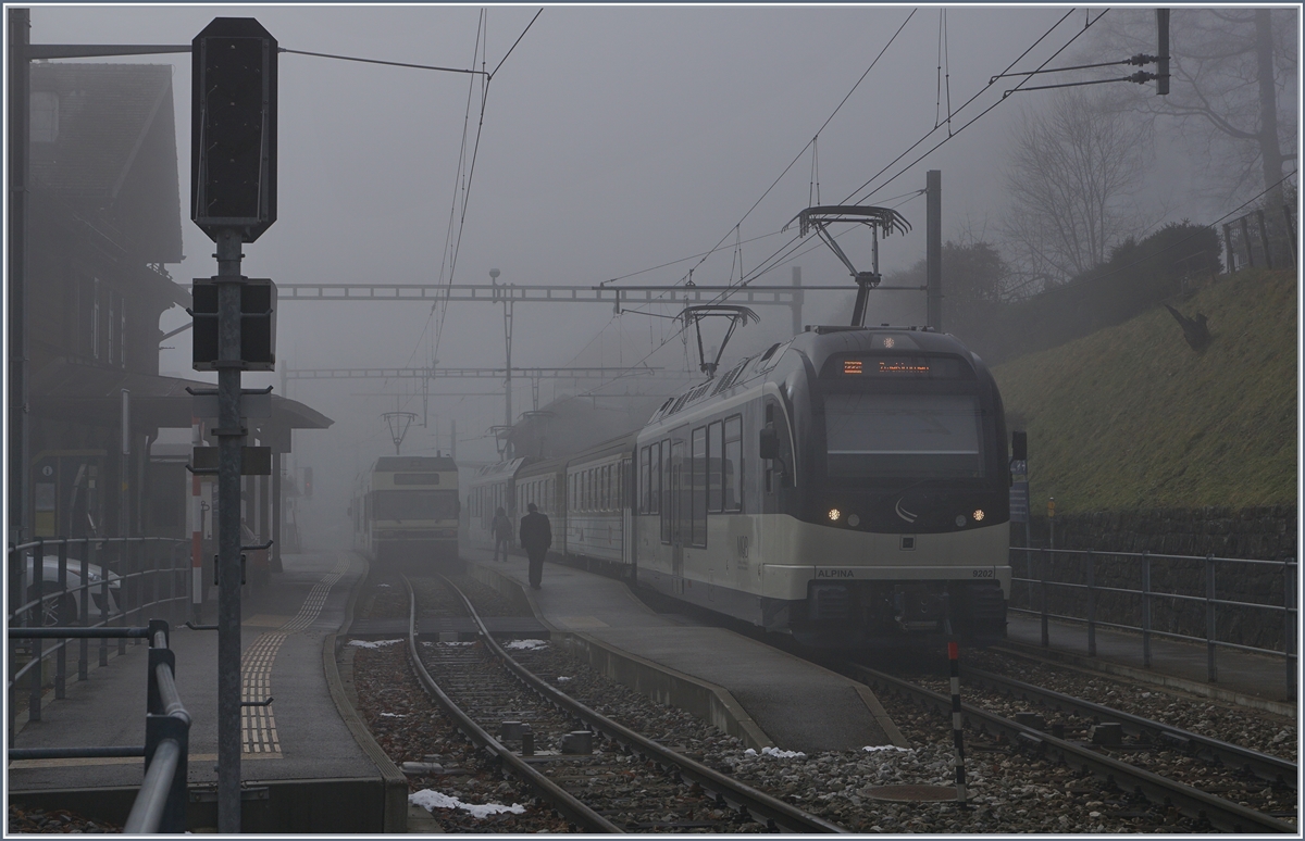 Die beiden  Alpina  Be 4/4 9202 und ABe 4/4 9302 mit zwei  Goldenpass -Zwischenwagen warten in Les Avants auf die Weiterfahrt Richtung Zweisimmen.
21. Dez. 2016