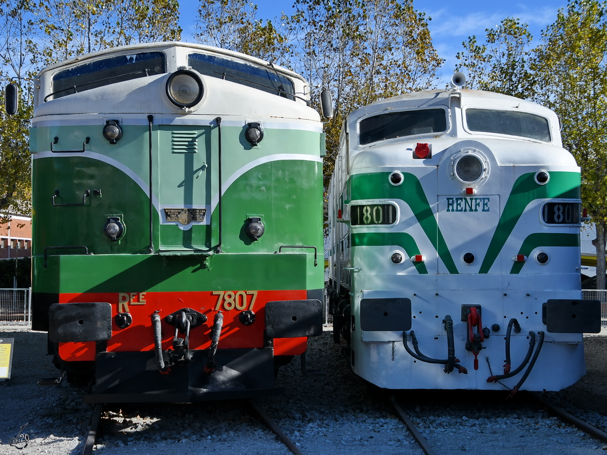 Die beiden Ami´s im Katalanischen Eisenbahnmuseum, links die Renfe 7807  Panchorga  (278-007) aus dem Jahr 1954 und rechts die 1958 gebaute Renfe 1801  Marilyn  (318-001). (Vilanova i la Geltrú, November 2022)