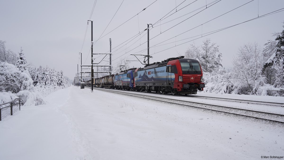 Die beiden an SBB Cargo International vermieteten Vectrons 193 472  Köln  und 193 533  Rhone  ziehen einen langen UKV-Zug von Basel in Richtung Gotthard. Wegen Bauarbeiten zwischen Brugg Verbindungslinie und Lupfig verkehrten an mehreren Januarwochenenden die Gotthard Güterzüge via Hauenstein-Lenzburg. Dies brachte verschiedenste Loktypen auf die Ost-West Achse. Die Aufnahme entstand bei Lenzburg. Lenzburg, 16.01.2021