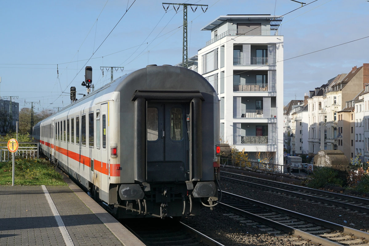 Die beiden Ansichten eines nicht verpendelten IC mit der 101 138-6 anlässlich der Bahnhofsdurchfahrt Köln Süd vom 29. November 2019.
Ausnahmsweise wurde diese Aufnahme unter der BR 101 eingestellt, weil diese inzwischen auch selten gewordene Ansicht mit der vorangehenden Aufnahme ID 1181743 im Zusammenhang steht.
Foto: Walter Ruetsch