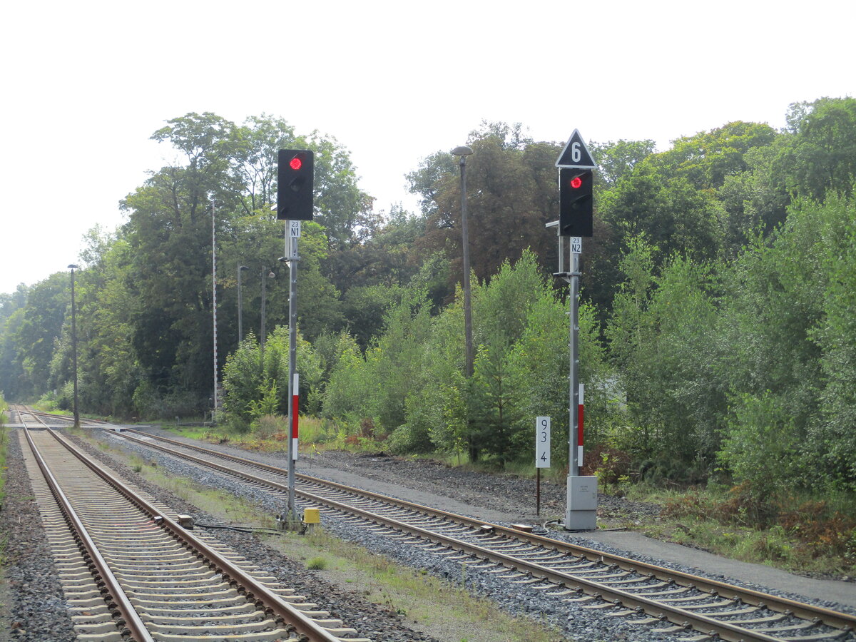 Die beiden Ausfahrsignale N1 und N2,in Richtung Eisfeld,am 01.September 2021,aus Hildburghausen.