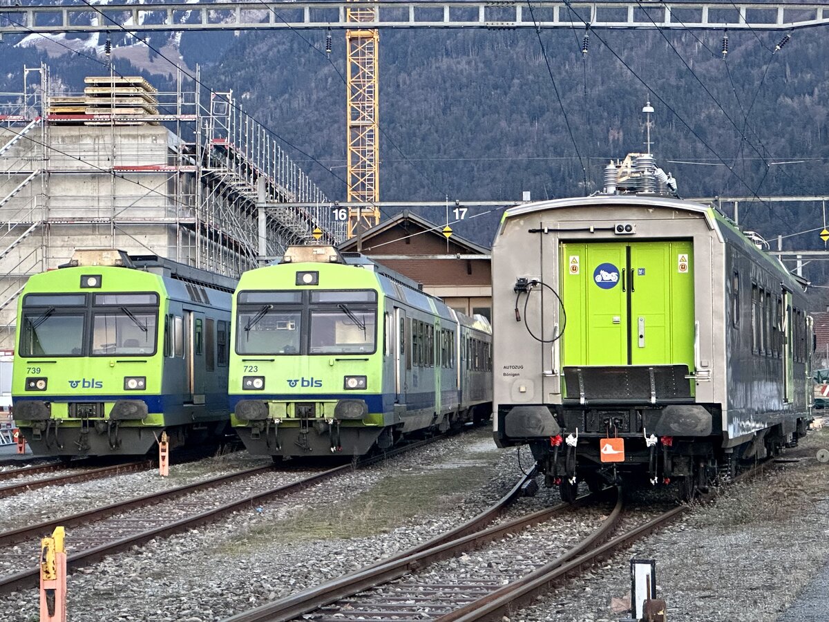 Die beiden ausrangierten RBDe 565 739  Wimmis  und 723 und der umgabaute BDt 939 die am 26.2.24 vor der Werkstatt in Bönigen stehen.