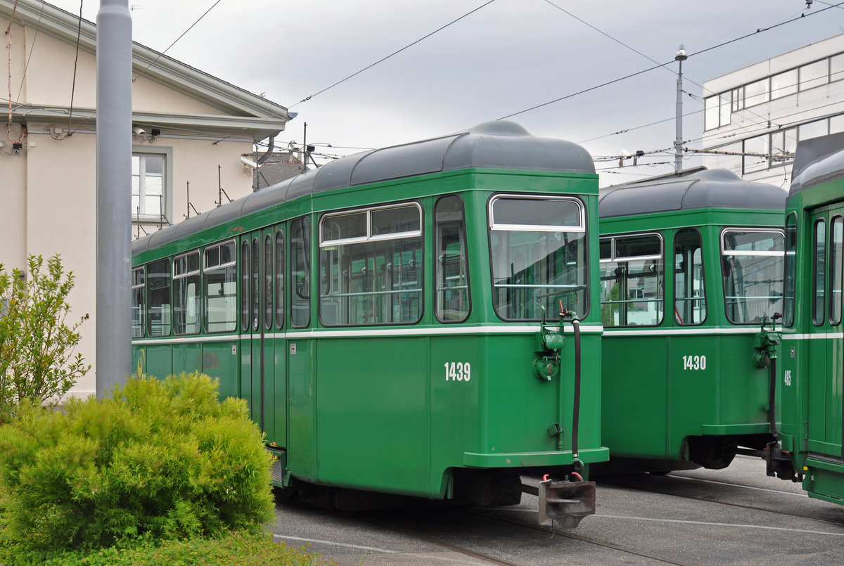 Die beiden B4 1439 und 1430 warten auf dem Hopf des Depots Dreispitz auf ihre Verschrottung bei der Firma Thommen. Die Aufnahme stammt vom 30.04.2016.
