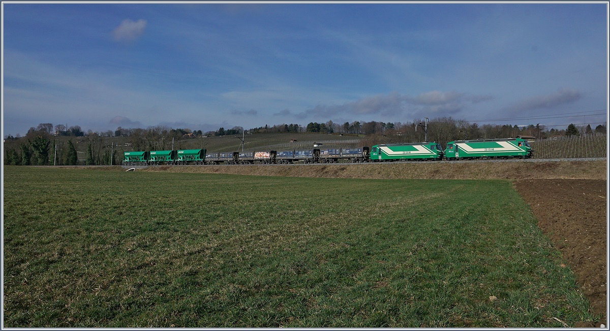 Die beiden BAM MBC Ge 4/4 22 und 21 mit ihren vier Fans-u und drei Faccns bei Vufflens le Château auf dem Weg nach Apples. 

3. März 2017