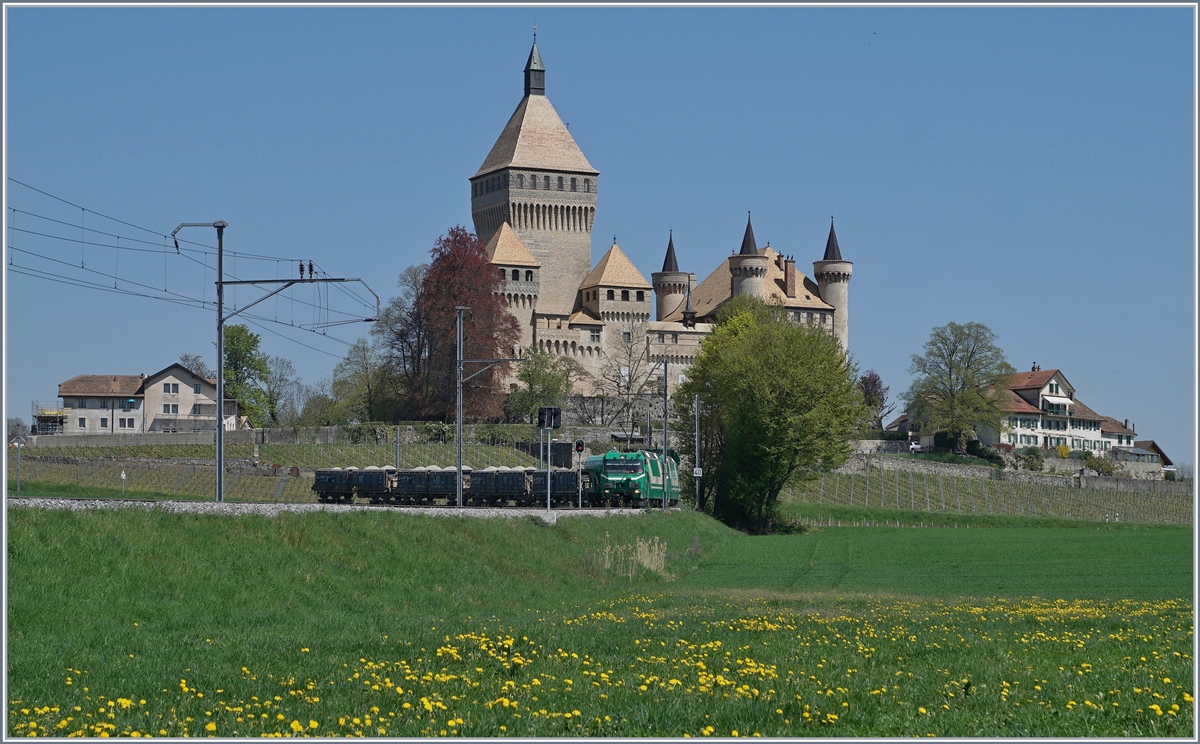 Die beiden BAM MBC Ge4/4 21 und 22 mit ihrem Kieszug von Apples nach Gland vor der Kulisse des Château de Vufflens.

19. April 2018