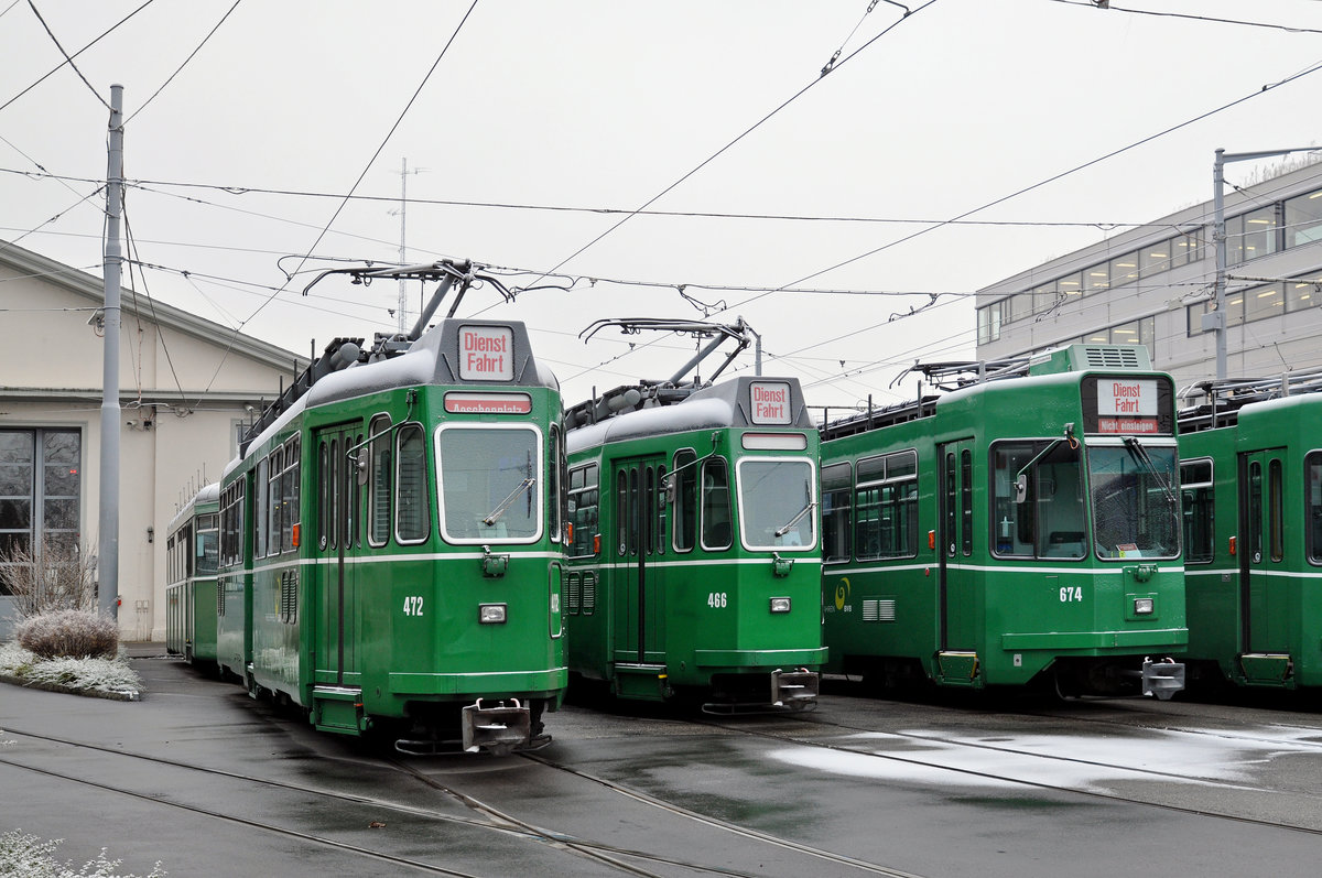 Die beiden Be 4/4 472 und 466 warten auf dem Hof des Depots Dreispitz auf die Verschrottung. Der Be 4/6S 674 wartet auf den Abtransport nach Sofia. Die Aufnahme stammt vom 07.12.2016. 