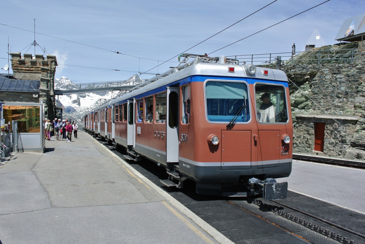 Die beiden Bhe 4/8 Nr. 3041+3043 beim Wenden in der Bergstation Gornergrat, 3089 m ber Meer, 25.06.2015.