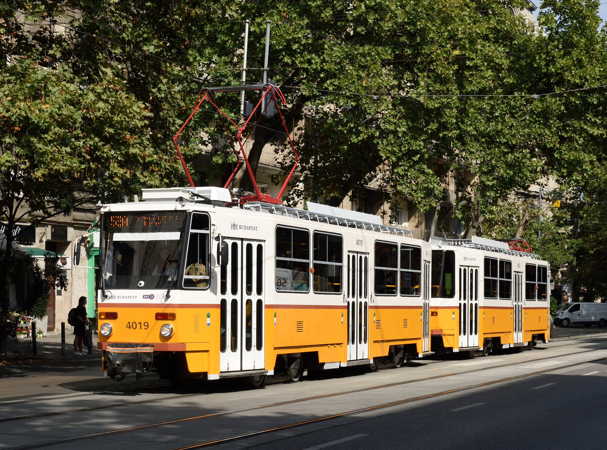 Die beiden BKV Tatras T5C5 4019 + 4025 fuhren am Vormittag des 16. September 2021 die  Bartók Béla út entlang.