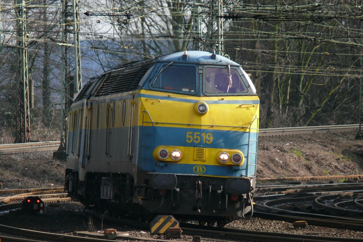 Die beiden blauen SNCB-Loks 5519 und 5529 rangieren in Aachen-West. Aufgenommen am 08/03/2009.
