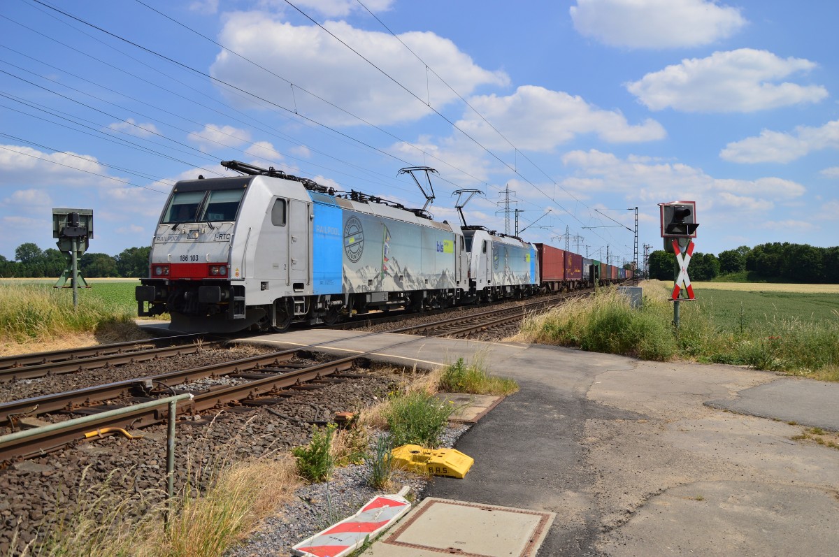 Die beiden BLS 186 103 und 186 105 kommen auch bei Neuss Vogelsang gen Krefeld mit einem Kastelzug am Sonntag den 14. Juni 2015 gefahren.