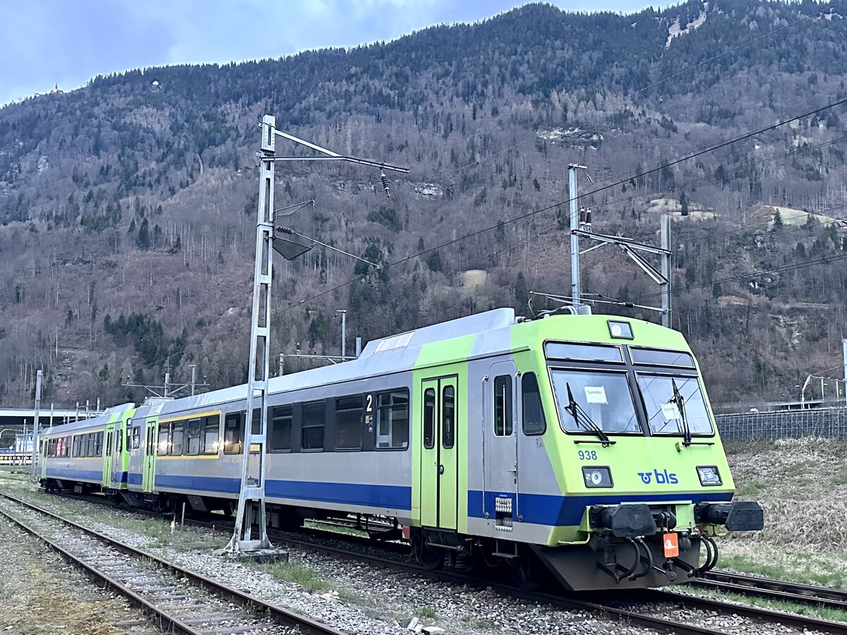 Die beiden von der BLS ausrangierten ABt 938 und 971 die am 23.3.24 hinter dem Bahnhof Interlaken Ost abgestellt sind.