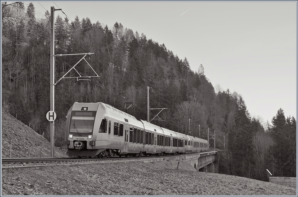 Die beiden BLS  Lötschberger  535 118 und 124 sind im noch schattigen Simmental als Regionalzug 6817 von Bern nach Zweisimmen kurz nach Weissenburg unterwegs.

12. Januar 2020