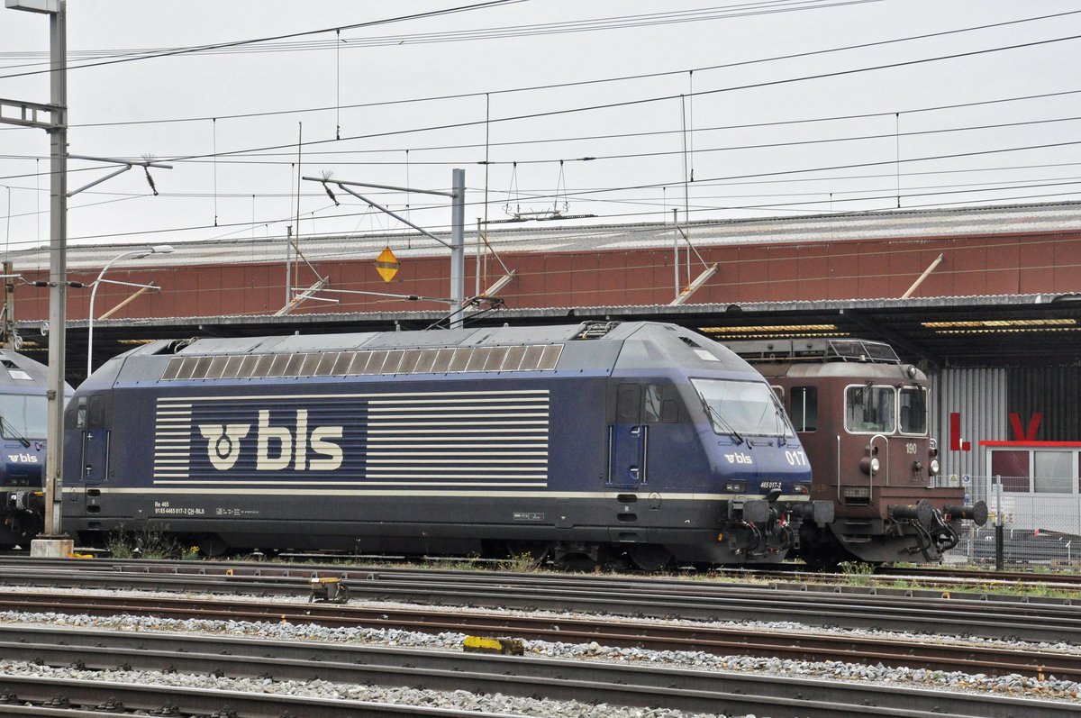 Die beiden BLS Loks 465 017-2 und die Re 425 190, stehen auf einem Nebengleis beim Bahnhof Pratteln. Die Aufnahme stammt vom 31.12.2018.