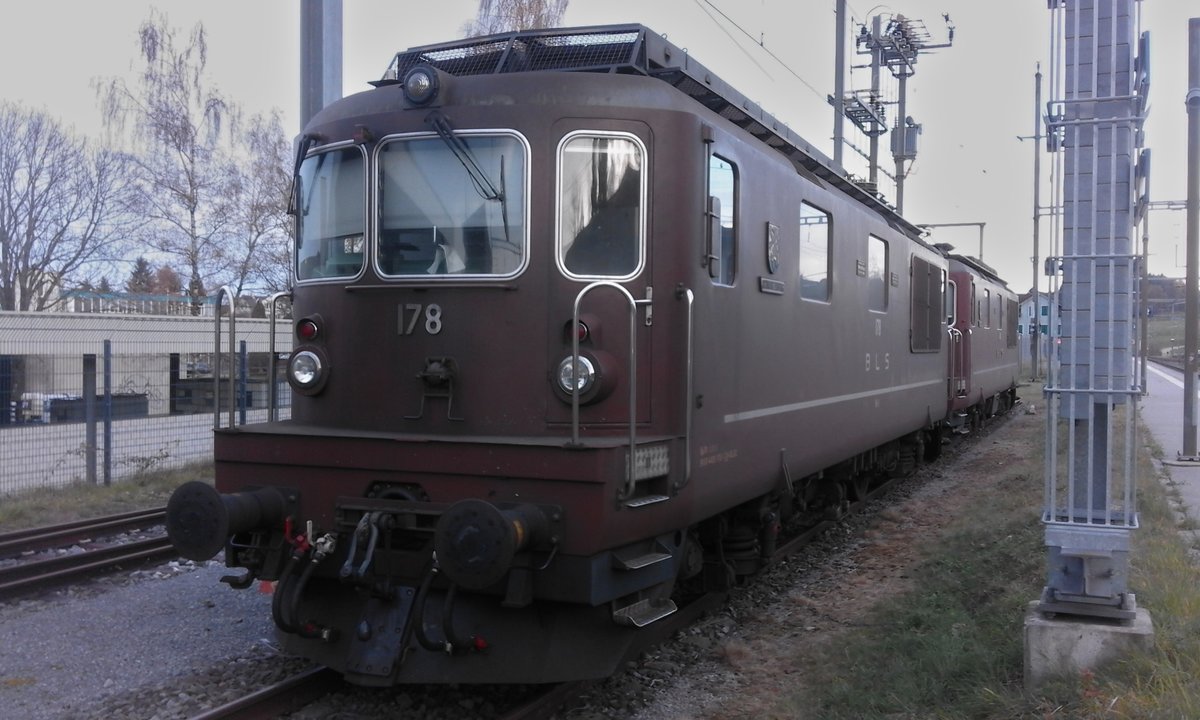Die beiden BLS Loks Re 4/4 (425) 178  Schwarzeburg  und 174  Frutigen warten abgestellt in St. Gallen Winkeln auf ihren nächsten Einsatz.

St. Gallen - Winkeln, 24.11.2017